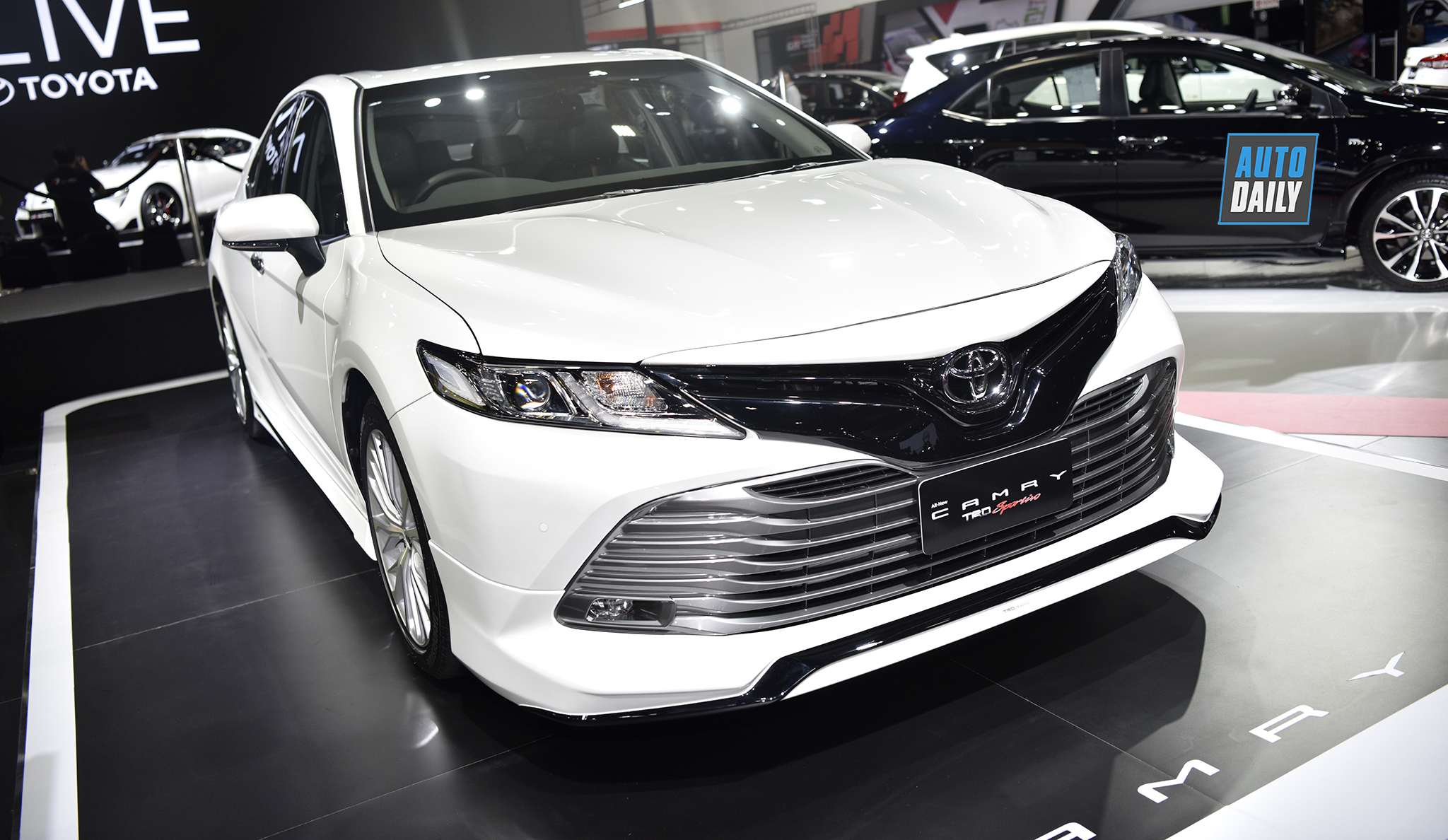 Toyota Camry 2019 tại Bangkok Motor Show. Tháng sau, mẫu xe này cũng ra mắt tại Việt Nam.